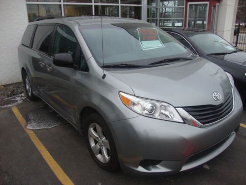 2011 toyota sienna le