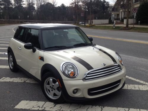2011 mini cooper base white/ivory low mileage excellent condition!