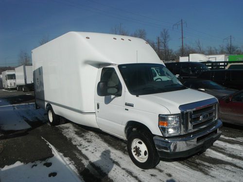 10 ford e-350 box truck with lift gate 104000 miles clean and serviced