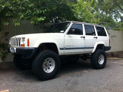 1999 jeep cherokee. 4.0 liter 6 cylinder h.o. engine. auto trans.