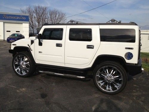 2003 hummer h2 28" lexani wheels, pioneer tv with navigation, lots of chrome