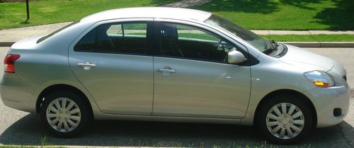 2010 toyota yaris 33k original owner silver base automatic cd mint condition!!!