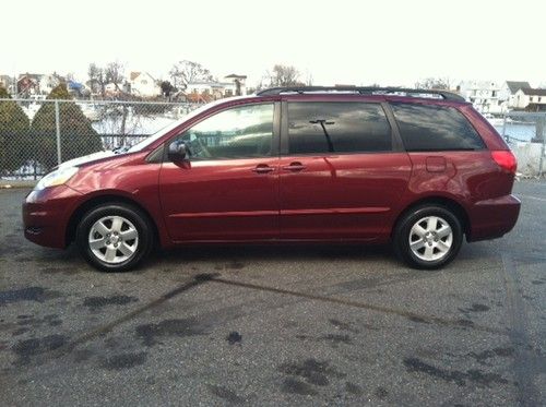 Toyota 07 sienna le-v6, loaded 7 pass. 83k cd p/doorsclean1 no reserve!