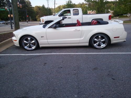 2005 mustand gt convertible - white/red-black interior