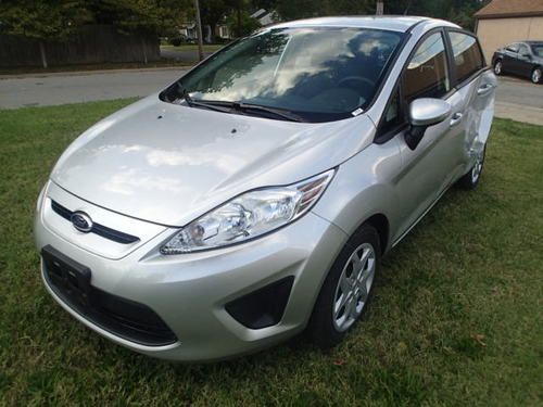 2013 ford fiesta se, salvage, runs and drives, light rear damage, wrecked, ford
