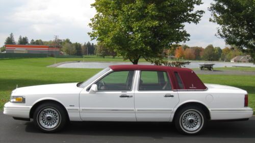 * 1995 lincoln town car executive ( one owner! ) low miles! * excellent shape!*
