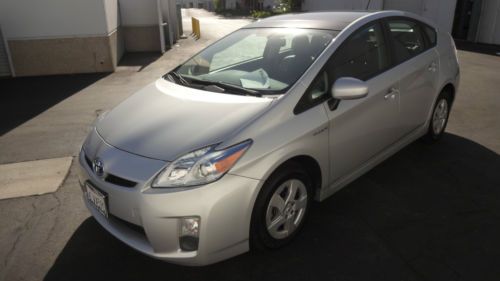 2010 toyota prius v. low miles, solar roof, navigation, heated seat, rear cam