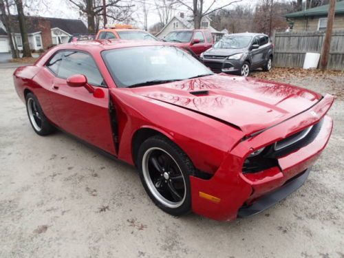 2010 dodge challenger, salvage, runs and lot drives, wrecked, coupe