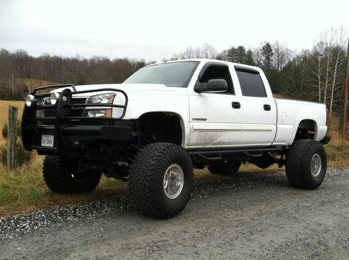2005 chevrolet 2500hd 8.1l lifted with new mickey thompsons