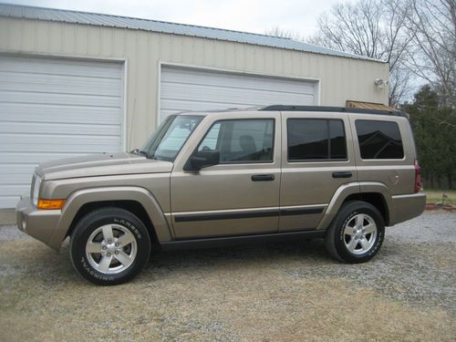 2006 jeep 2wd w/navigation leather, very clean