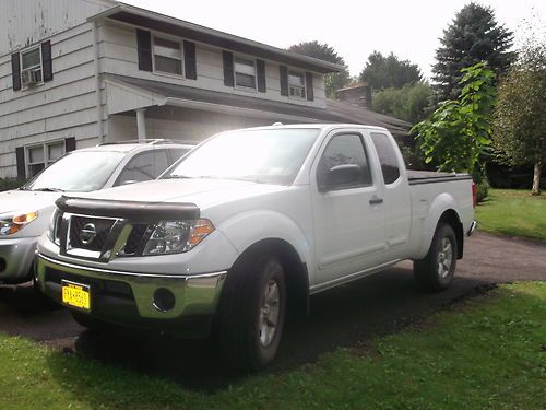 2011 nissan frontier sv 4w 9,000 + miles, white, beautiful, like new condition