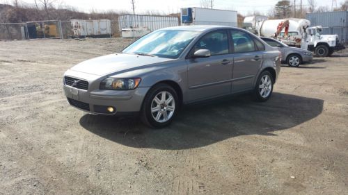 2004 volvo s40 timing belt done. new tires. 2 owners. 0 accidents. no reserve!!!