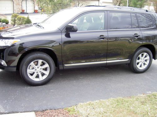One owner-2011 toyota highlander-leather- 4-door 3.5l -3rd row seating