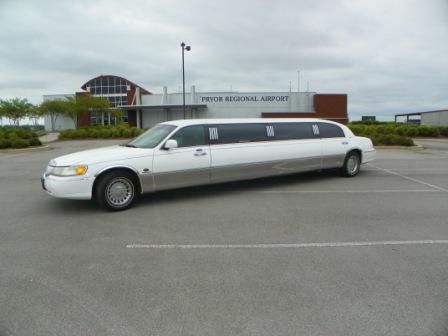 2001.lincoln town car executive limousine 4-door 4.6l
