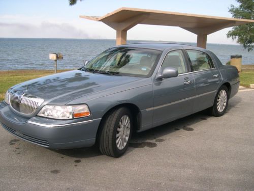 2004 lincoln town car signature sedan 4-door 4.6l  67k miles wedge blue