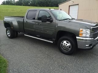 2011 chevy silverado 3500 ltz crew cab, 4wd, all the buttons, and snow plow