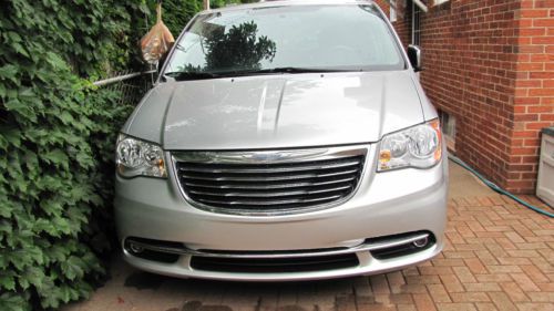 2011 chrysler town &amp; country silver, clear title