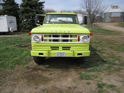 1968 dodge d500 flatbed  crew cab medium duty truck real nice!