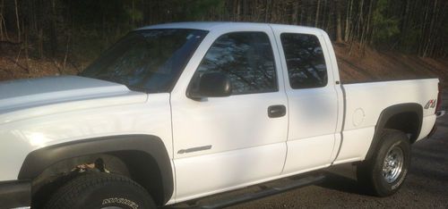 Extended cab, 3" lift, 6.0 liter gas, 4x4, 120,000 miles, lt, leather, all power