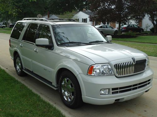 2005 lincoln navigator, 4 wd, dvd, park assist, heated/cooled seats,must look!!!