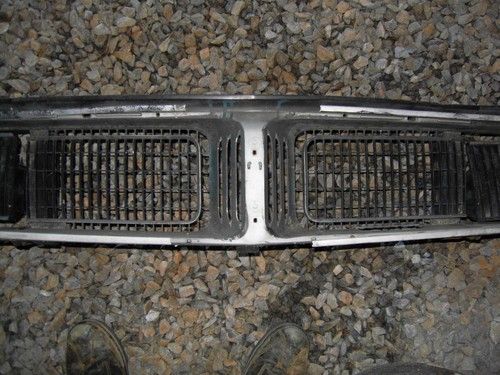 1969 dodge charger grille: crack free excellent condition