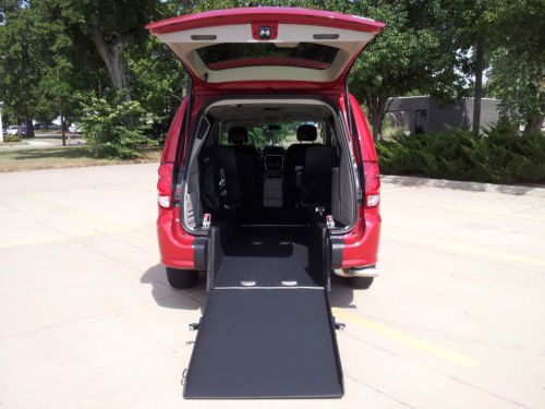 2013 dodge grand caravan sxt wheelchair/handicap accessible