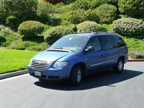 2005 chrysler town and country minivan