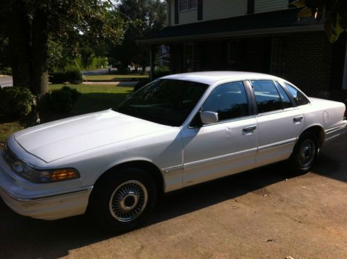 1997 ford crown victoria lx sedan 4-door 4.6l great car!