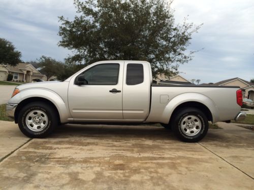 2008 nissan frontier se king cab 23,000 miles like new- 4 cylinder -extended cab