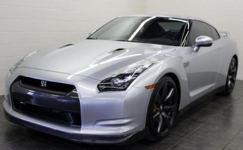 Gtr premium pkg 3.8l twin turbocharged awd navigation heated leather 1 owner