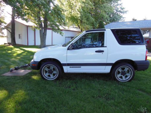 2003 chevrolet tracker base sport utility 2-door 2.0l