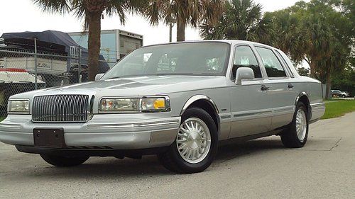 1996 lincoln town car cartier , omly 54k act miles selling no reserve set