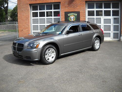 2005 dodge magnum se  52,550 actual  miles ,new tires, exceptional condition