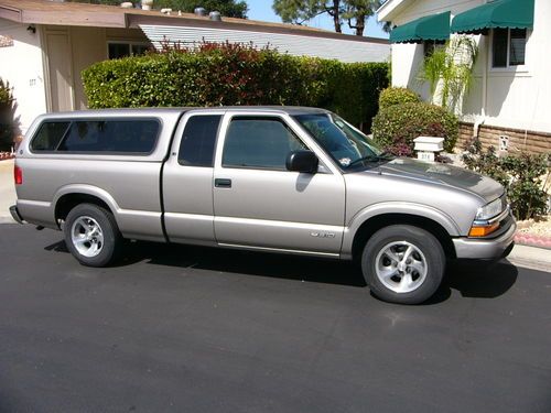 Chevrolet s-10 pickup truck with extended cab