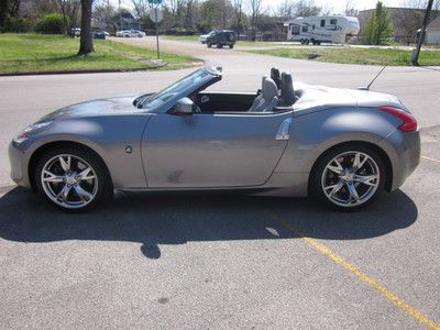 Nissan 370z touring roadster 19's navagation 6 speed manual low miles 2010