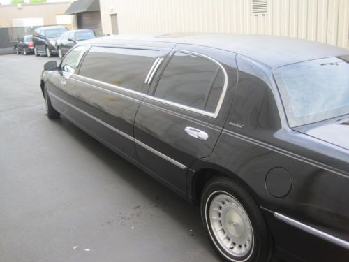 2000 lincoln town-car 8 passenger stretch limousine