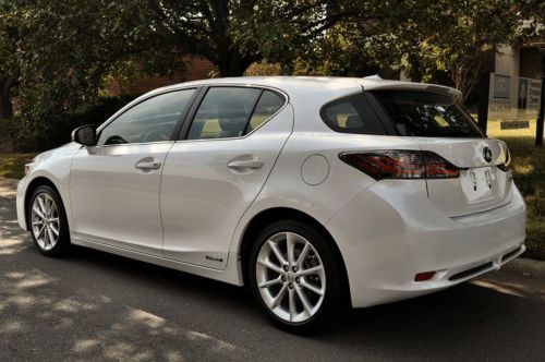 2012 lexus ct200h premium / lexus warranty / heated seats / sunroof / rear cam