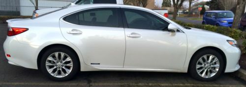 Lexus es300h pearl white w/black leather luxury package with extra features