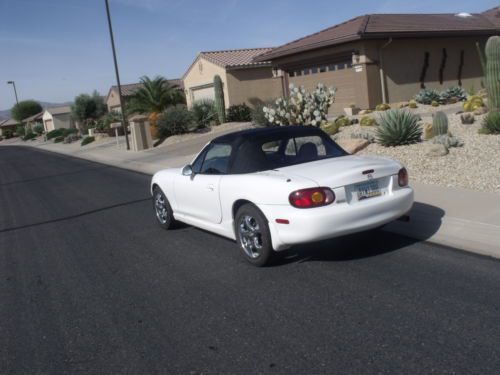 2000 miata in ex condition, new top, bose sound system, power locks and windows
