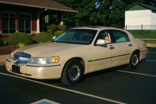 Lincoln towncar cartier, leather, 6 cd player,