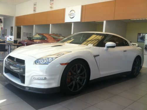 Buy New 2015 Nissan Gt R Premium Pearl White With Red