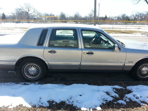 * 1997 lincoln town car signature sedan 4-door~ huge old-style luxury car *