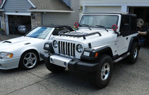 1997 white jeep wrangler tj, 6cyl/automatic, ac, cd and lots more