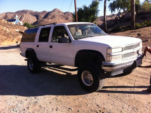 Huge 1999 chevy suburban 5,7 l - lifted - flowmaster - new tires - very clean