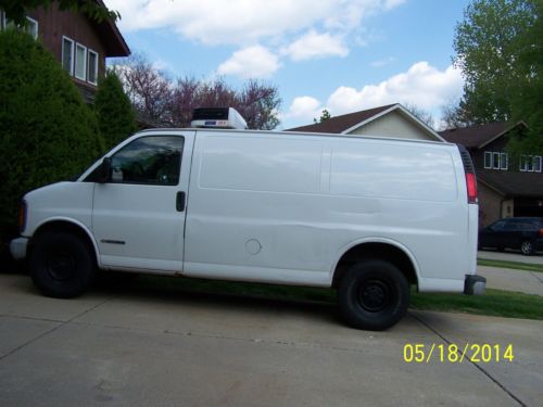 2001 chevrolet express van 3500 insulated refrigerated reefer is carrier 30s