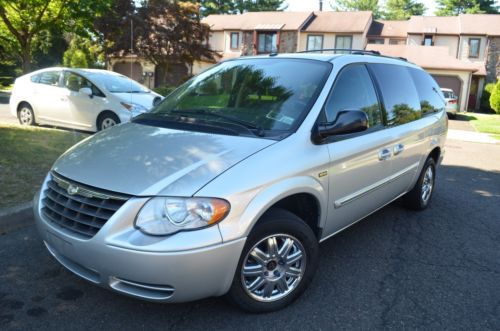 2007 chrysler town &amp; country touring leather seats , dvd no reserve