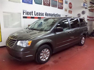 No reserve 2010 chrysler town &amp; country lx, 1owner off corp.lease
