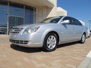 2005 toyota avalon 4dr sdn xls, leather, sunroof, huge backseat.
