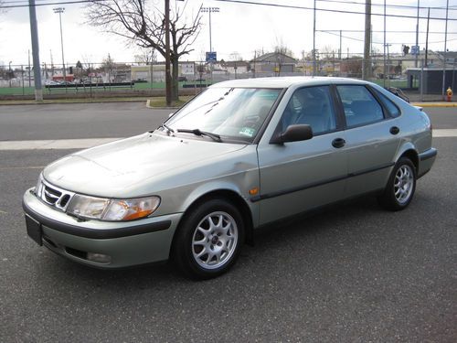 2000 saab 9-3 4 door, only 79,531 miles! 5 speed! very rare, must see! low rsrve