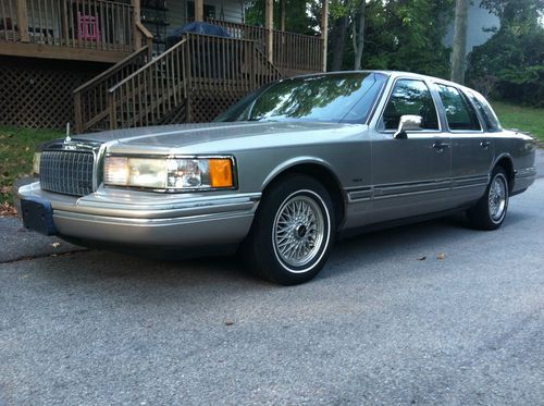 1994 lincoln town car signature sedan 4-door 4.6l